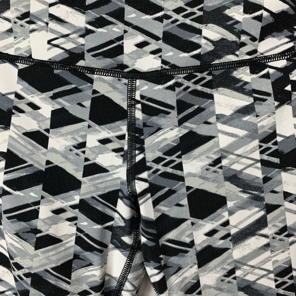 NWOT Victoria’s Secret Knockout Geometric Capris - Picture 4 of 6